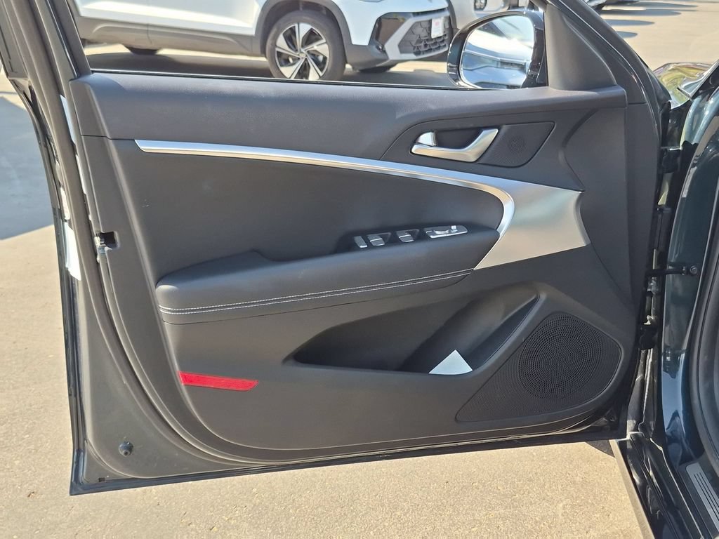 Used 2025 Genesis G70 2.5T RWD image 11