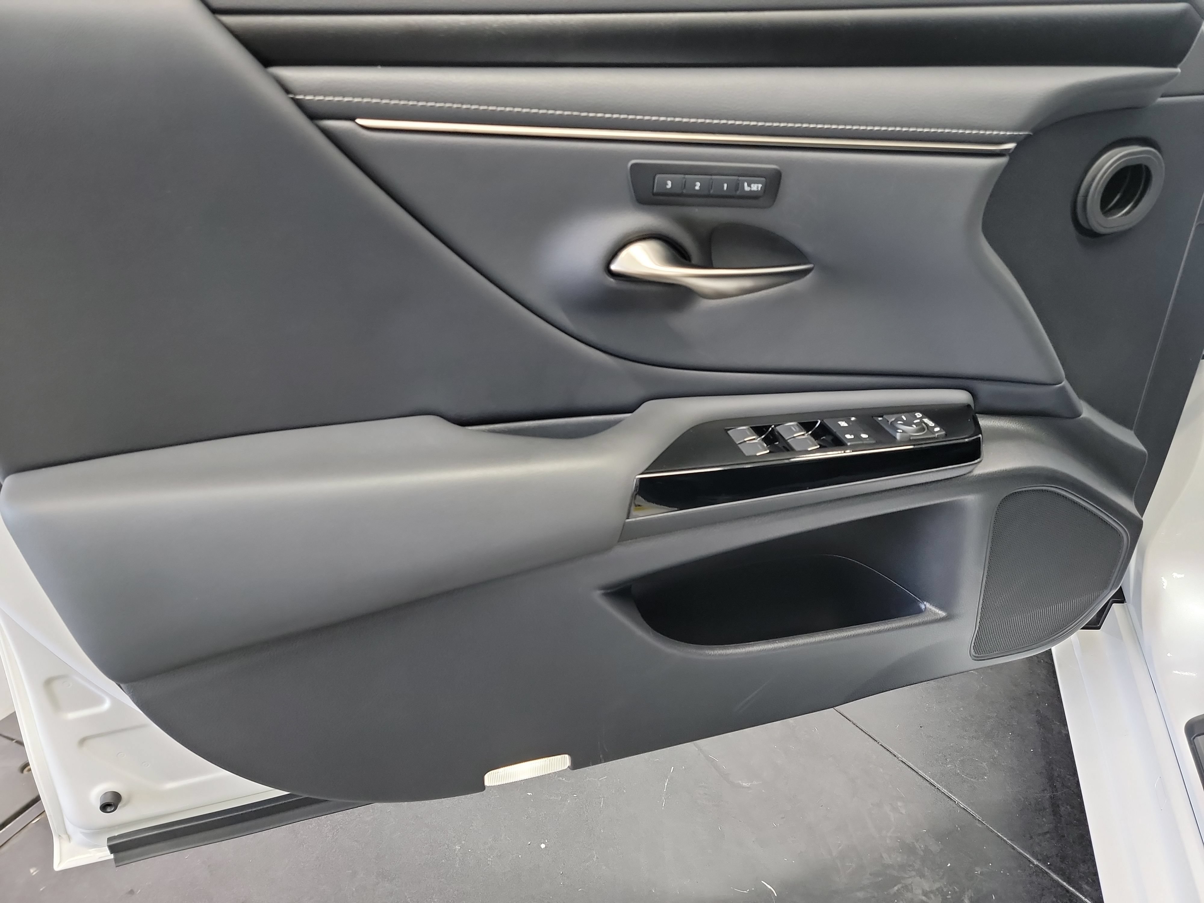 Used 2022 Lexus ES 300h w/ Premium Package FWD image 13