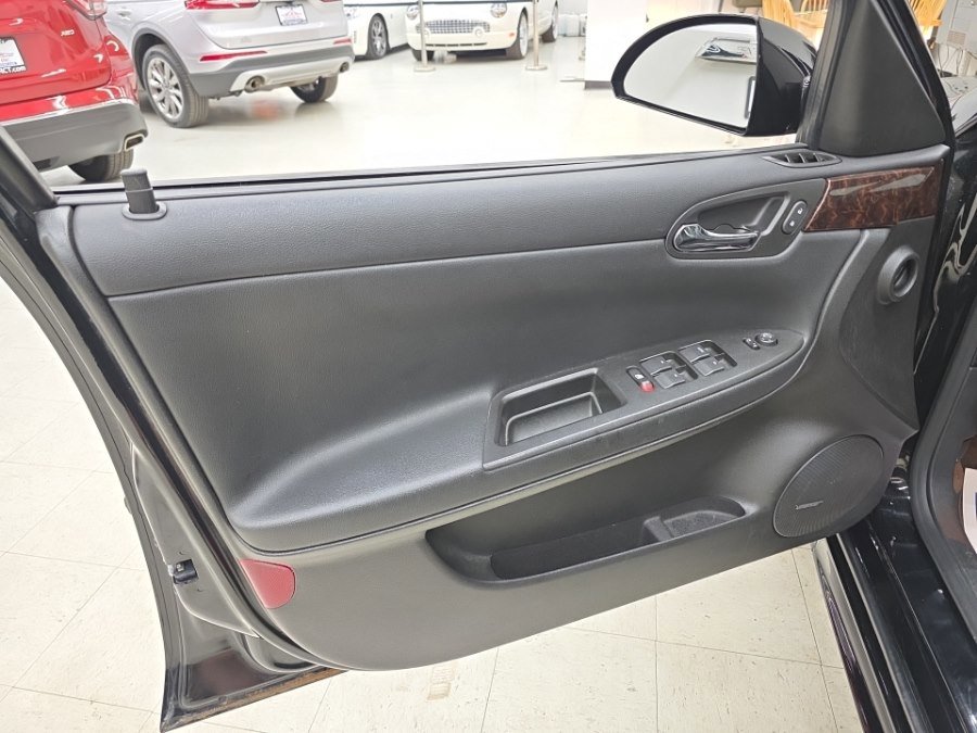 Used 2012 Chevrolet Impala LTZ FWD image 13