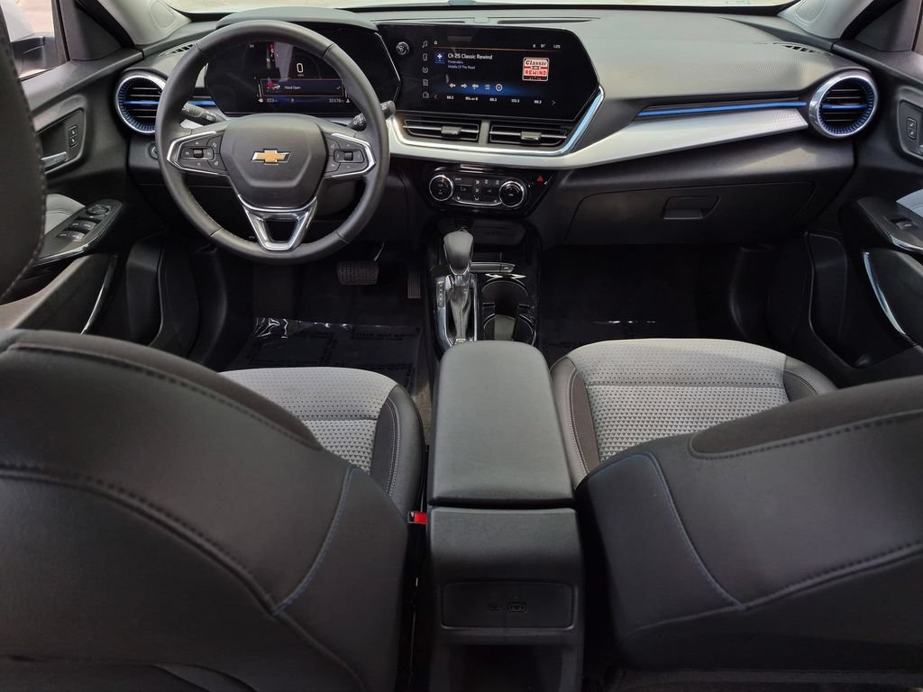 Used 2025 Chevrolet Trax LT w/ LT Convenience Package FWD image 21