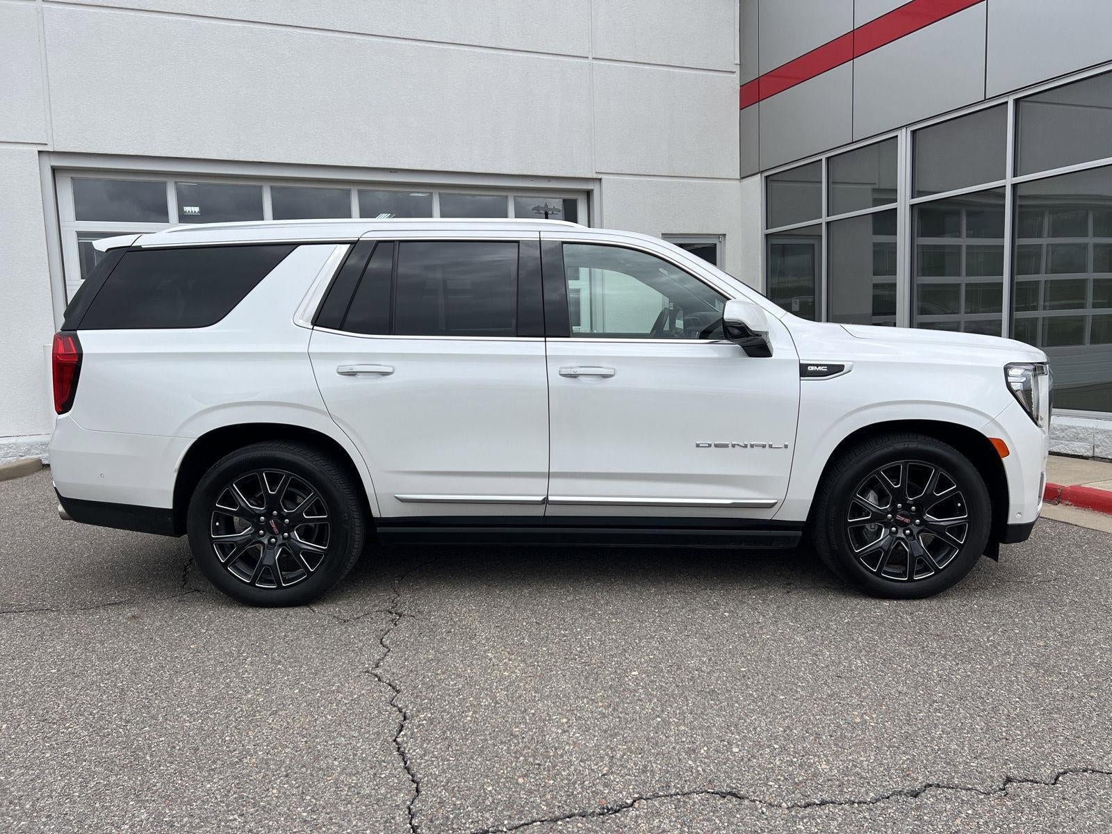 Used 2024 GMC Yukon Denali w/ Advanced Technology Package AWD/4WD image 20