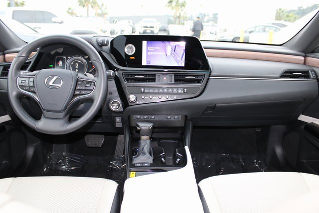 Certified 2025 Lexus ES 300h w/ Premium Package image 10