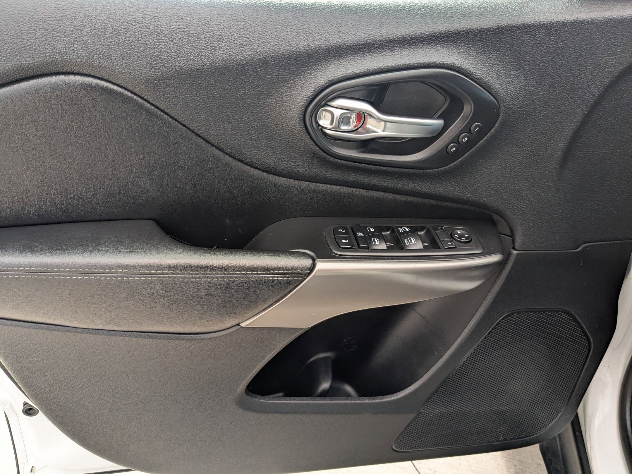 Used 2019 Jeep Cherokee Limited AWD/4WD image 13