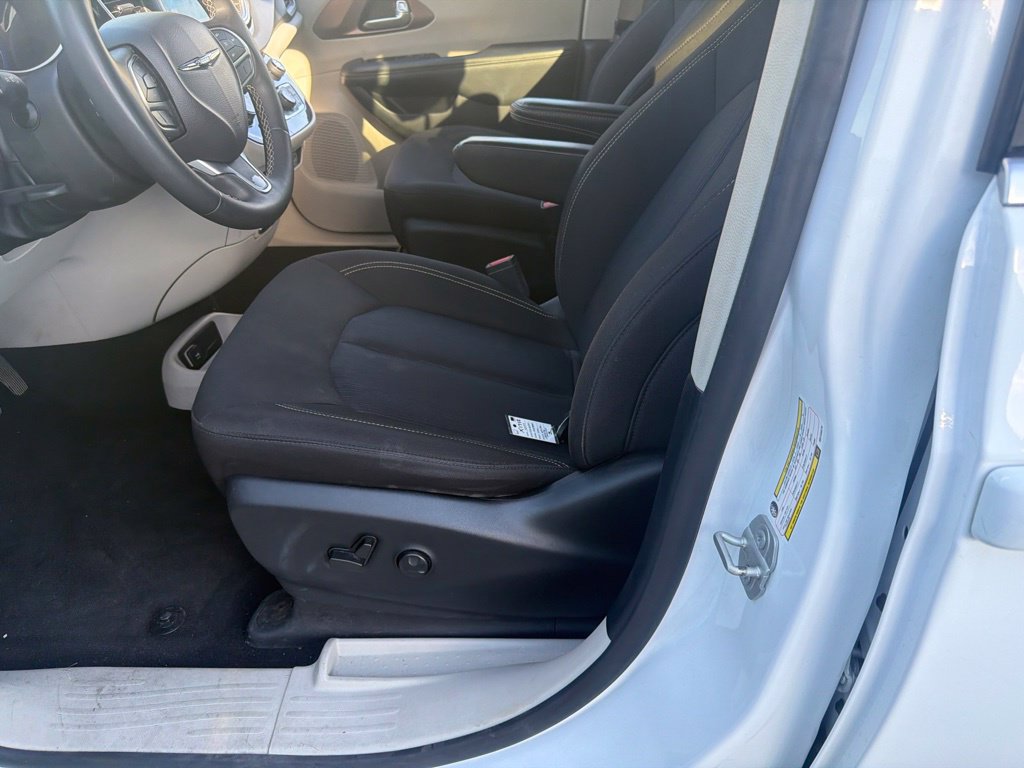 Used 2024 Chrysler Voyager LX FWD image 5