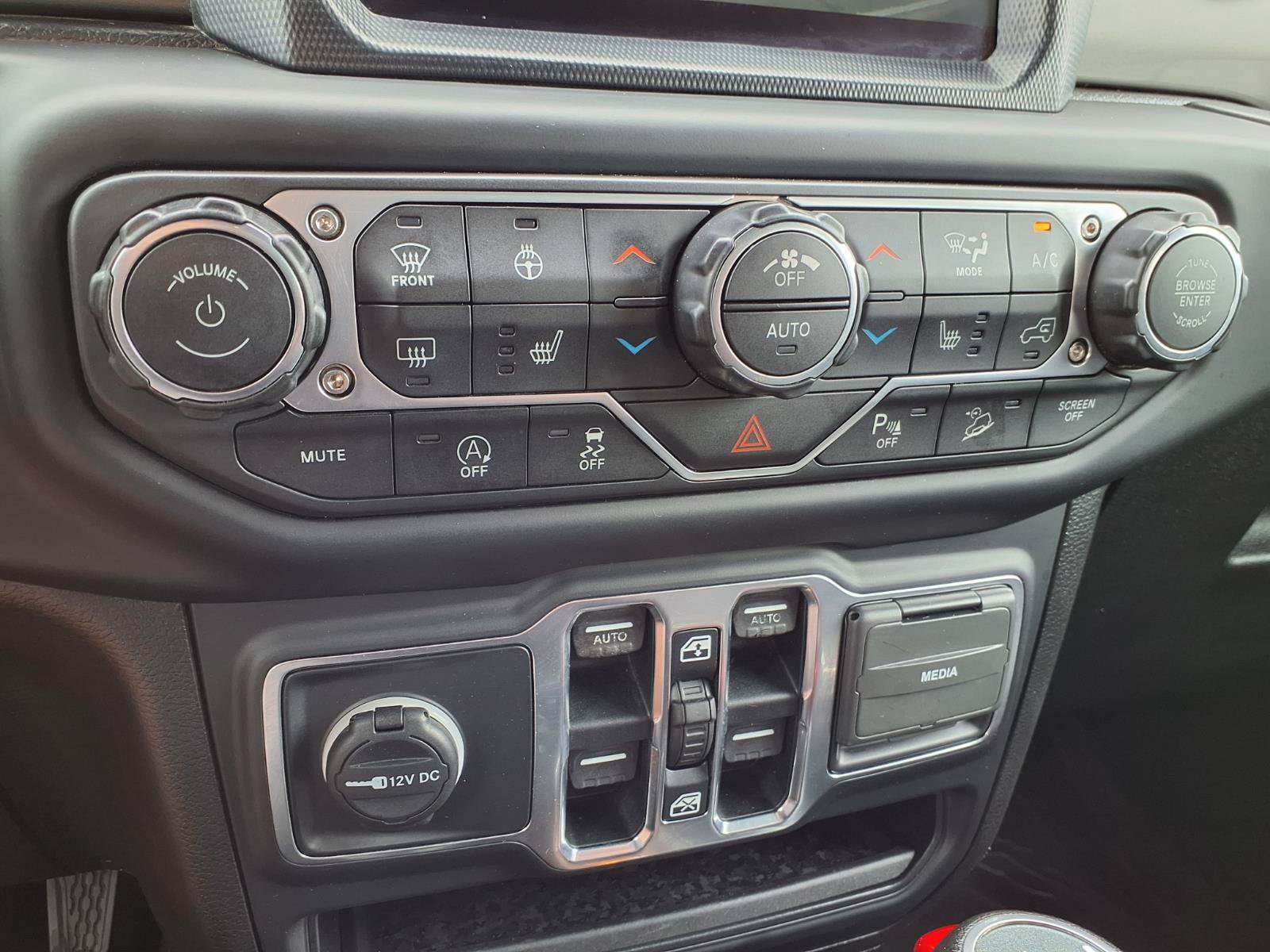 Used 2018 Jeep Wrangler Unlimited Sahara AWD/4WD image 10