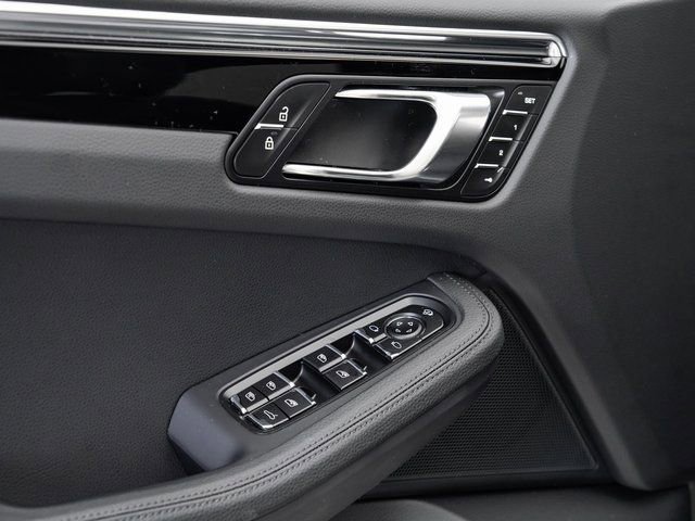 Certified 2025 Porsche Macan image 7