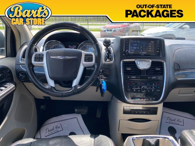 Used 2015 Chrysler Town & Country Limited Platinum FWD image 18
