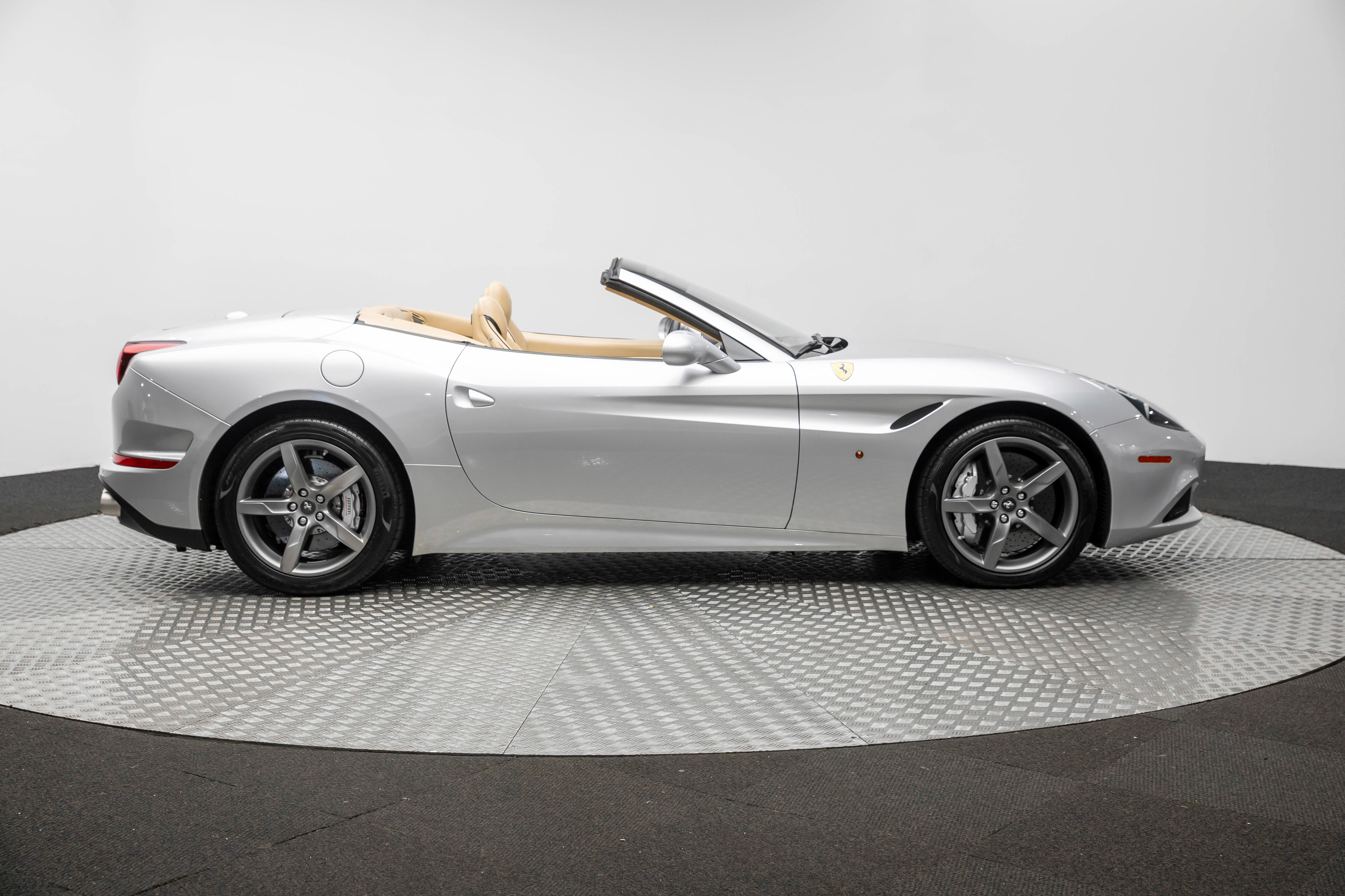 Certified 2016 Ferrari California T image 9