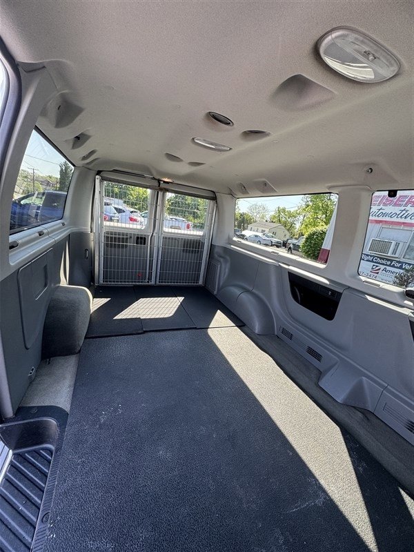 Used 2011 Ford E-350 and Econoline 350 XLT RWD image 12