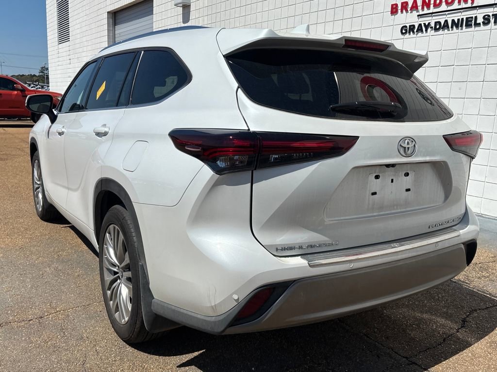 Used 2025 Toyota Highlander Platinum image 5