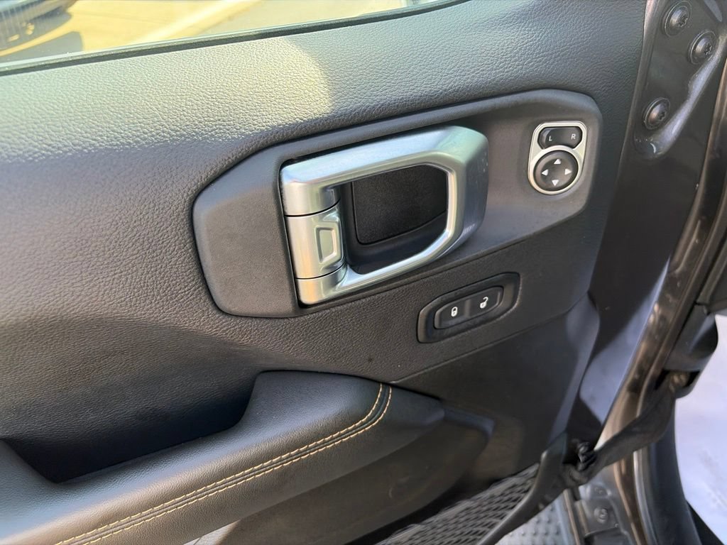 Used 2025 Jeep Wrangler Unlimited Sahara AWD/4WD image 19