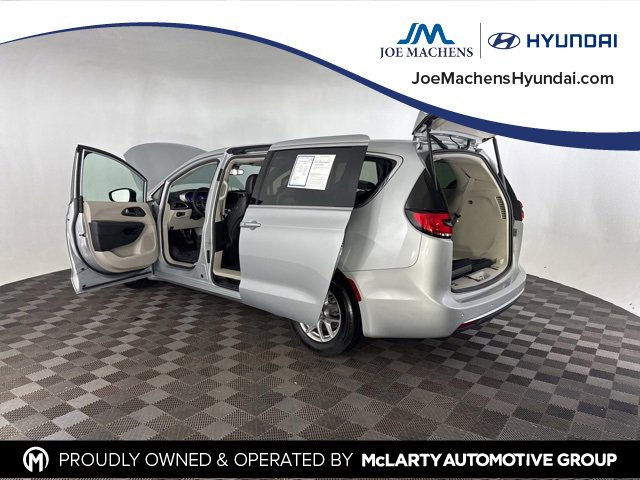 Used 2024 Chrysler Pacifica Touring-L image 19