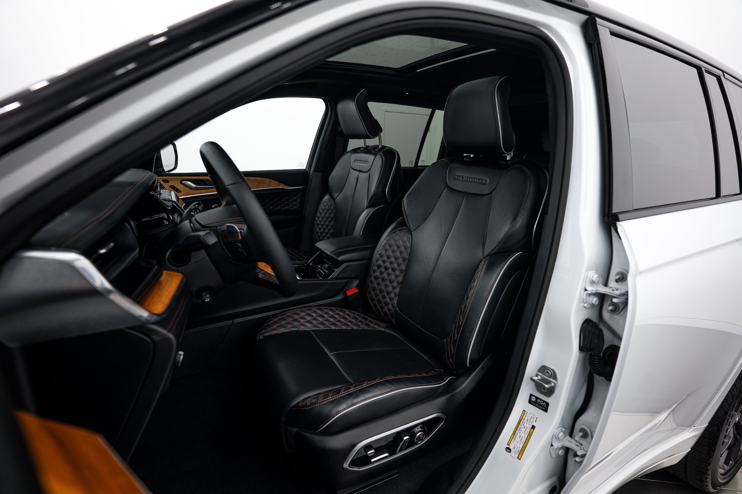 Used 2025 Jeep Grand Cherokee Summit AWD/4WD image 14