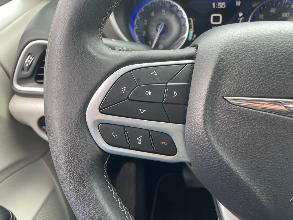 Used 2023 Chrysler Pacifica Touring-L image 32