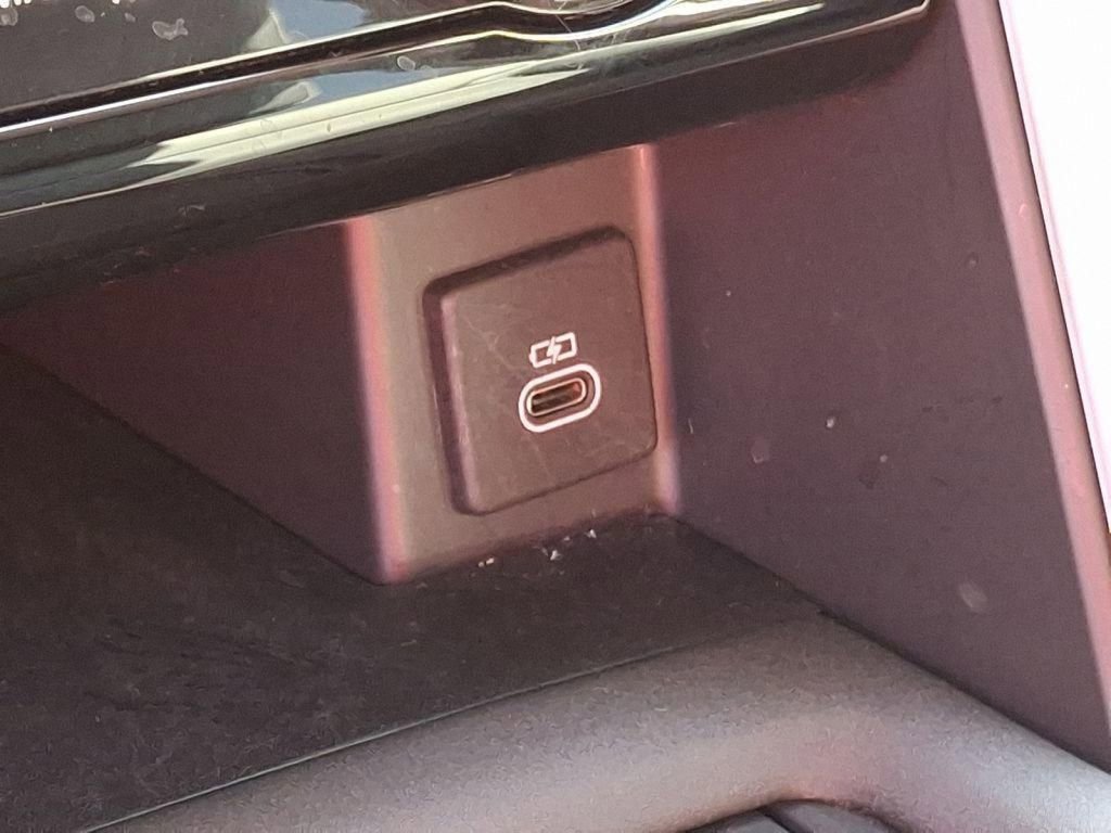 Used 2024 Land Rover Discovery S image 30