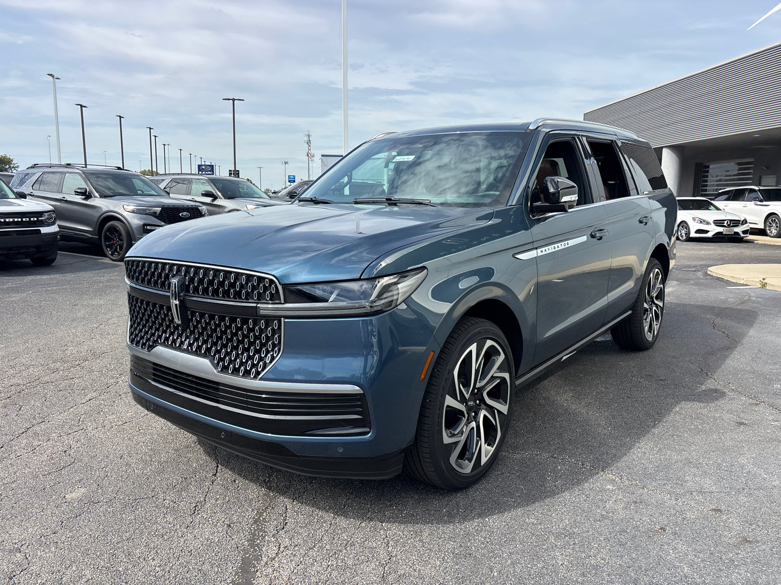 New 2027 Lincoln Navigator Reserve AWD/4WD image 3
