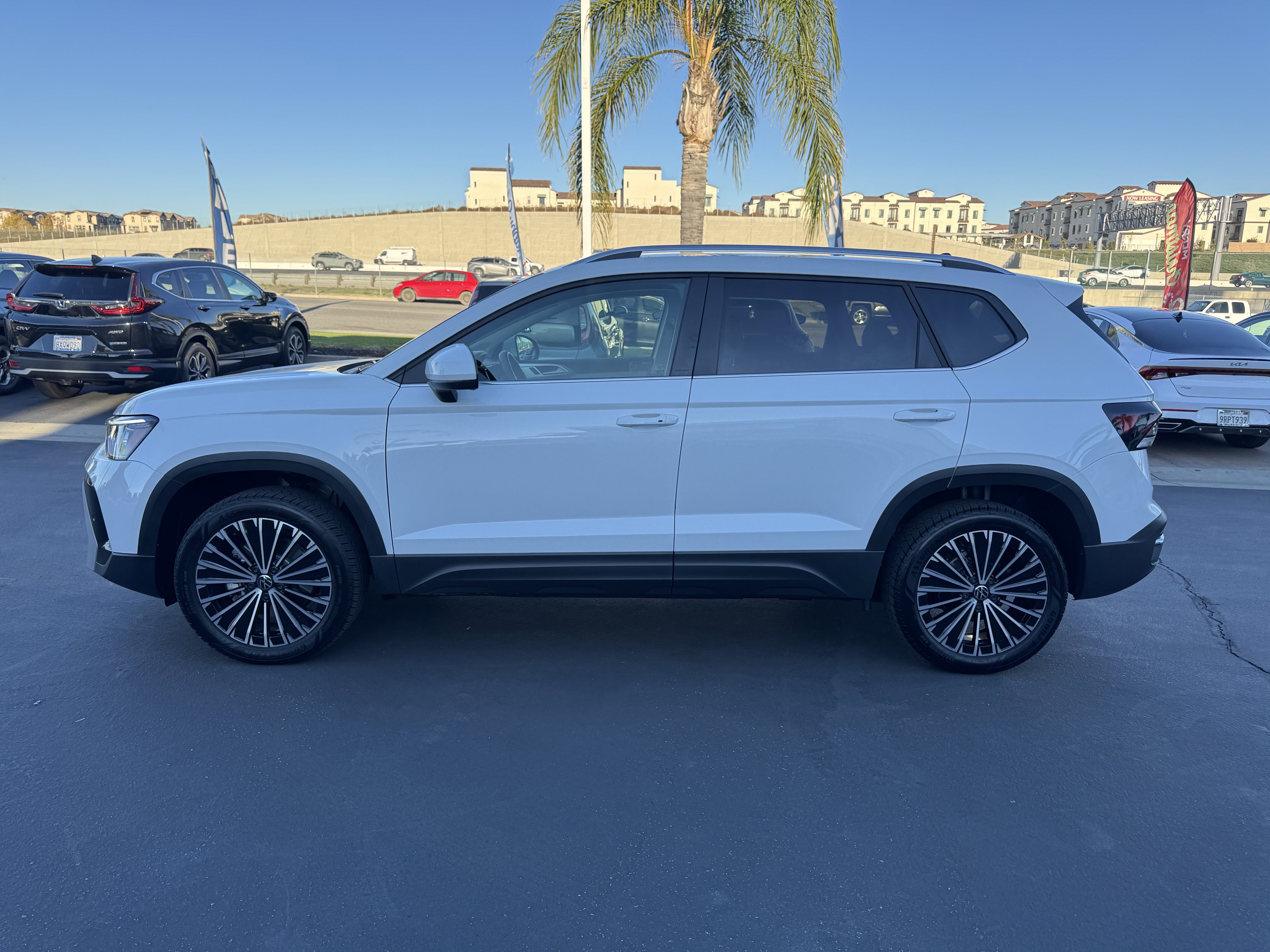 Used 2025 Volkswagen Taos SE image 7