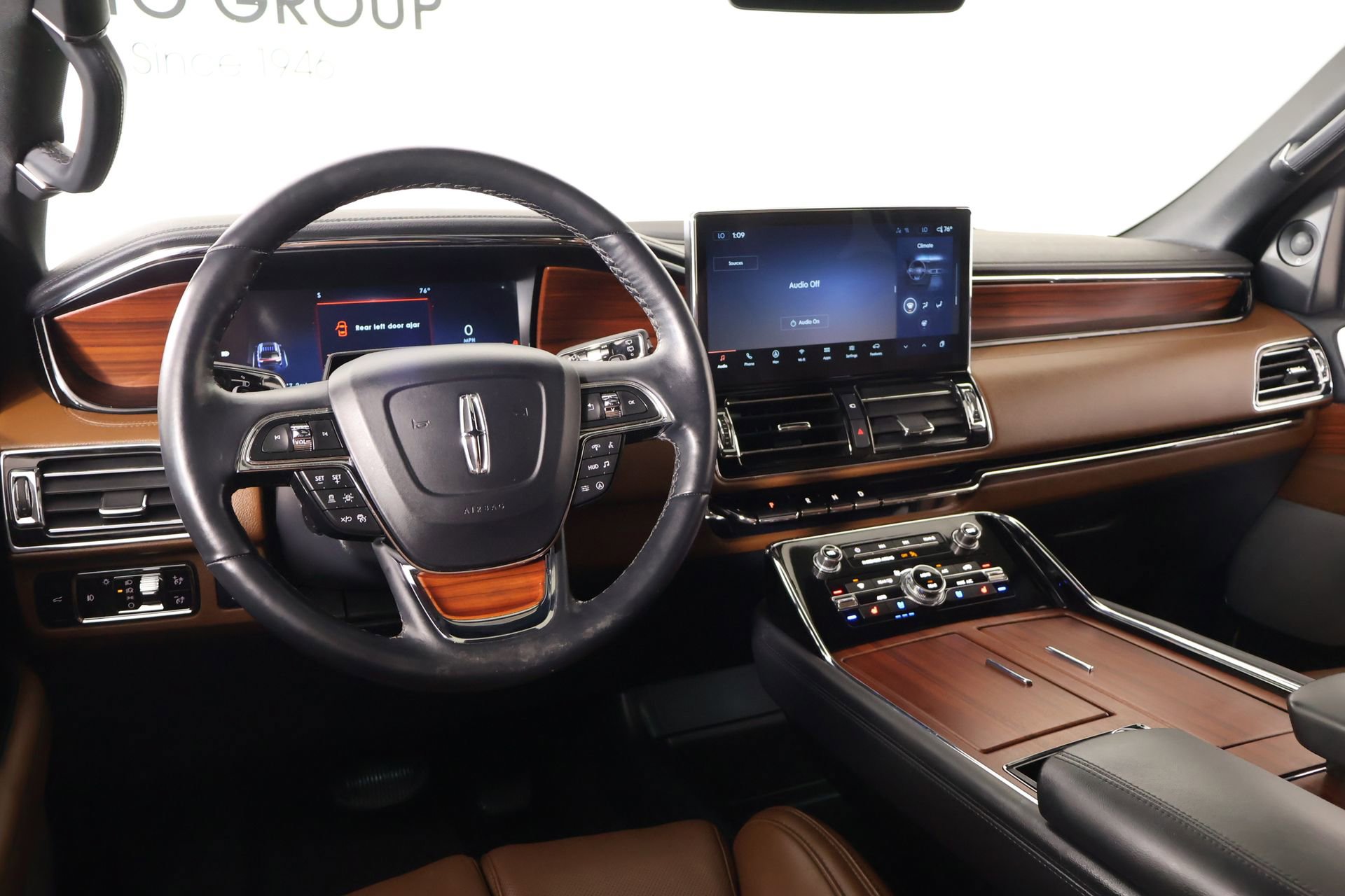 Used 2024 Lincoln Navigator Reserve AWD/4WD image 2
