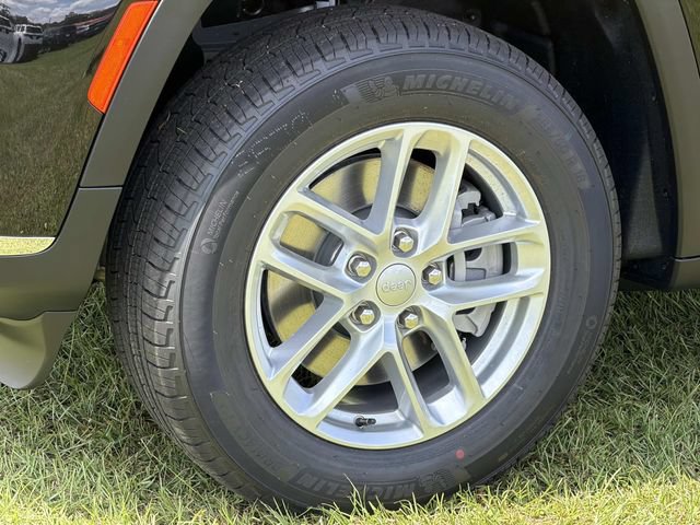 New 2026 Jeep Grand Cherokee L Laredo w/ Trailer Tow Package RWD image 18