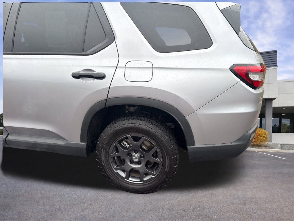 Used 2025 Honda Pilot TrailSport image 37