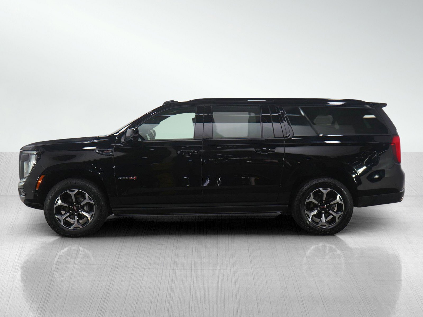 Used 2025 GMC Yukon XL AT4 w/ AT4 Premium Package image 2