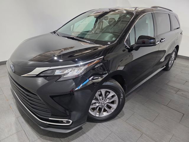Used 2023 Toyota Sienna XLE FWD image 1