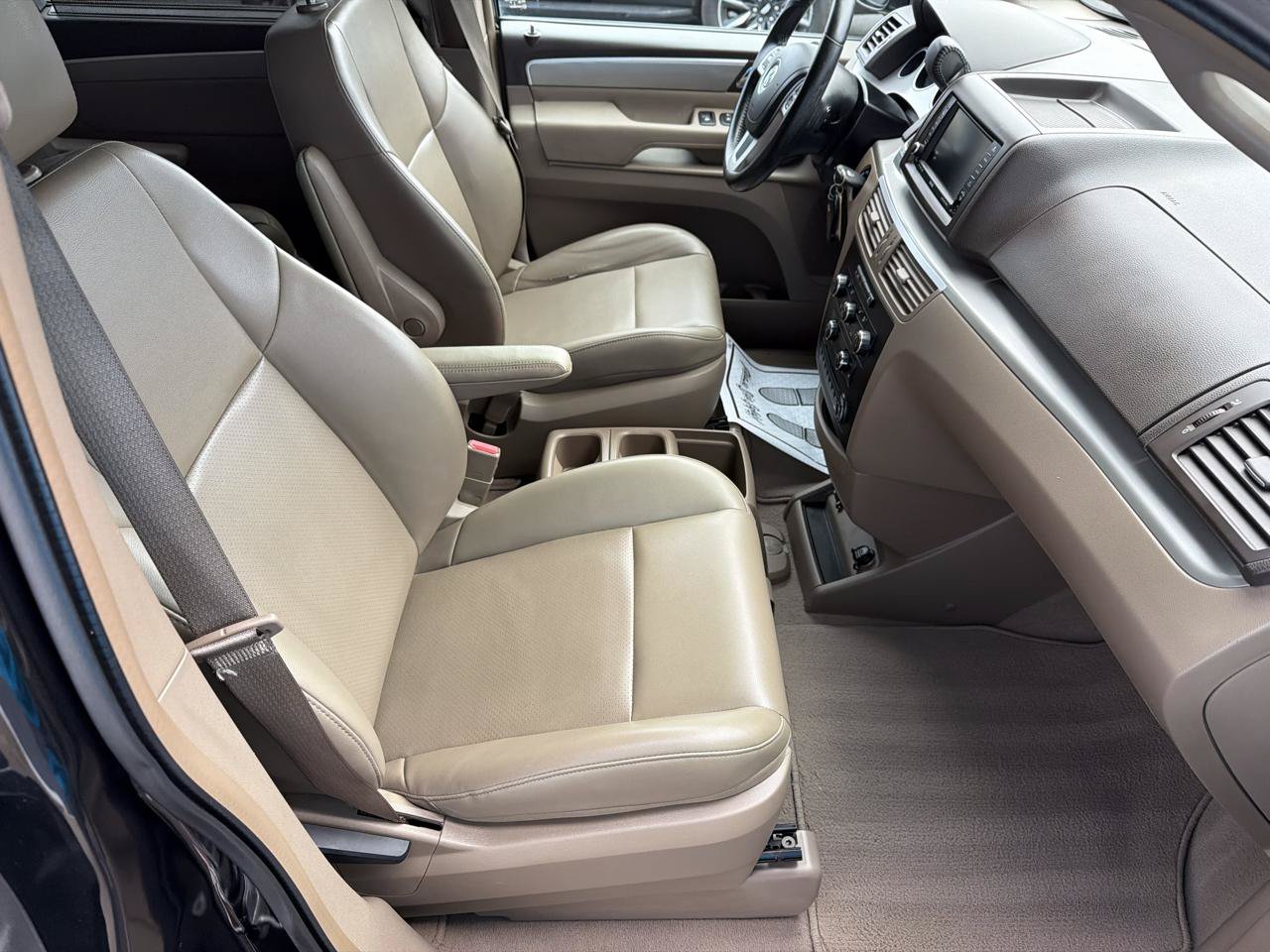 Used 2011 Volkswagen Routan SE FWD image 12