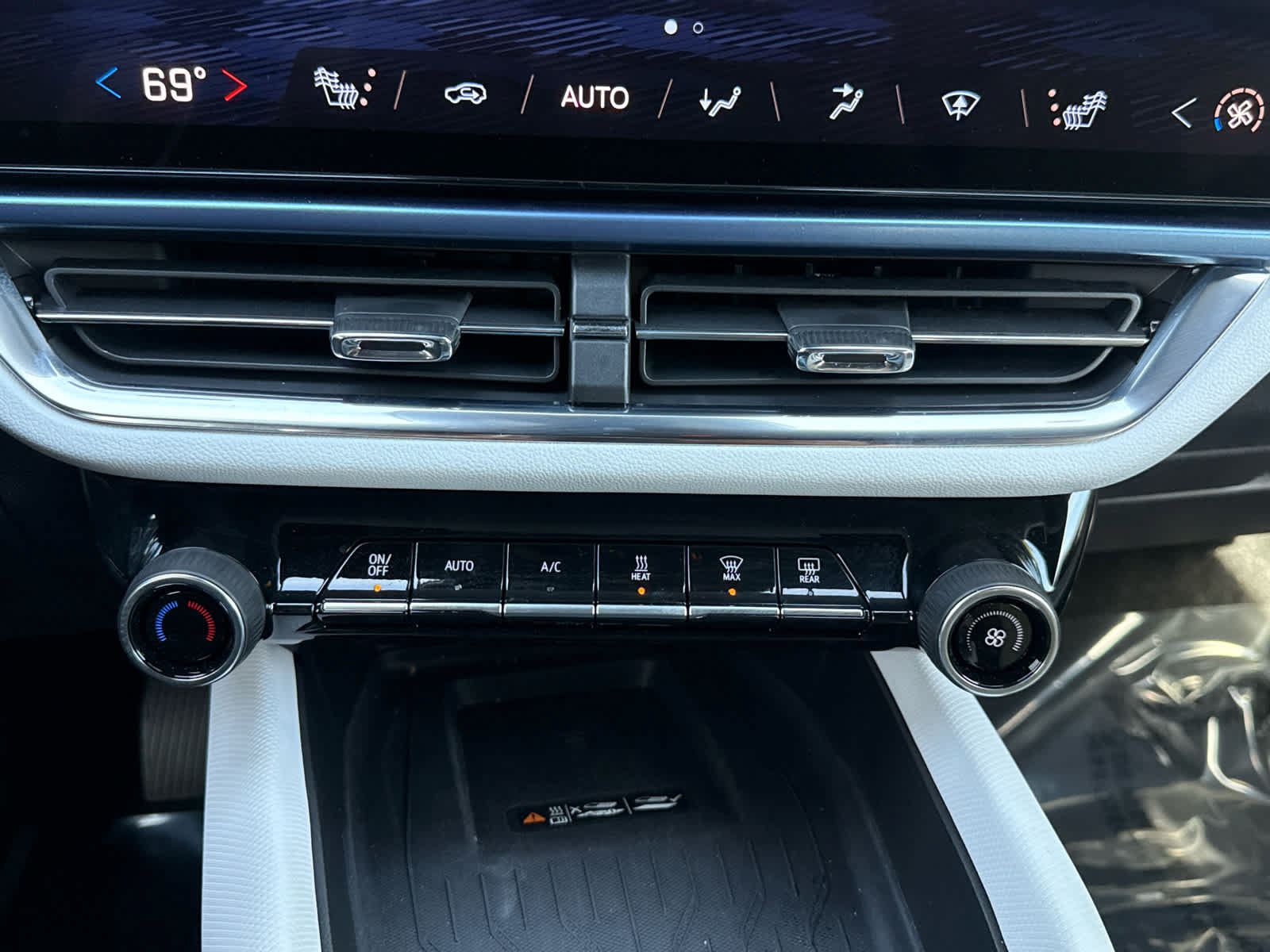 Used 2025 Chevrolet Equinox EV LT FWD image 19