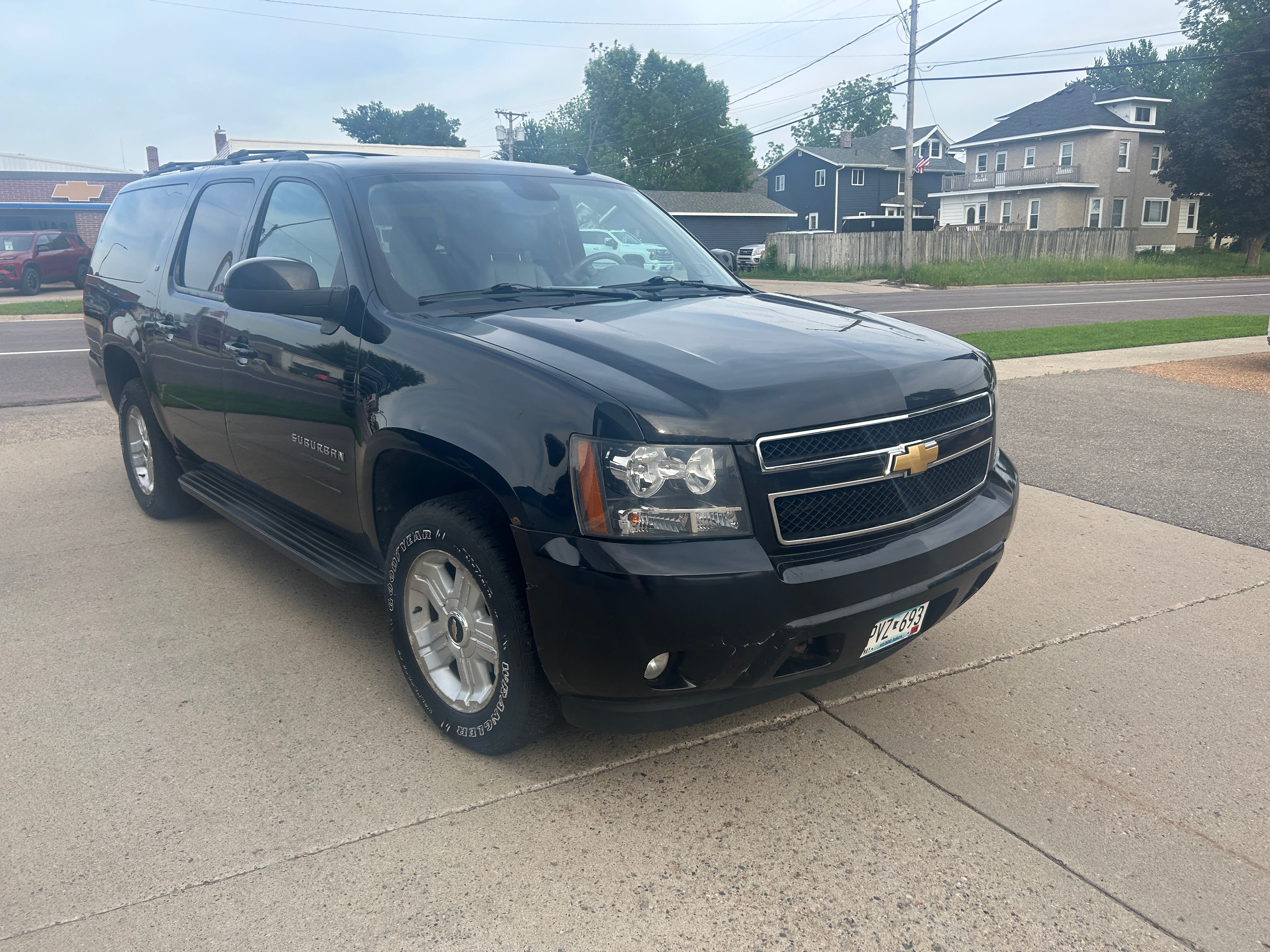 Used 2012 Chevrolet Suburban LT w/ Luxury Package AWD/4WD image 4
