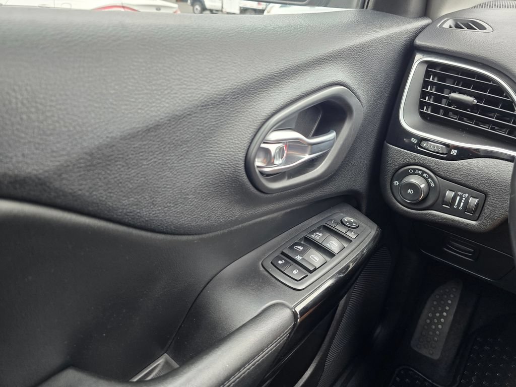Used 2020 Jeep Cherokee Latitude Plus AWD/4WD image 33