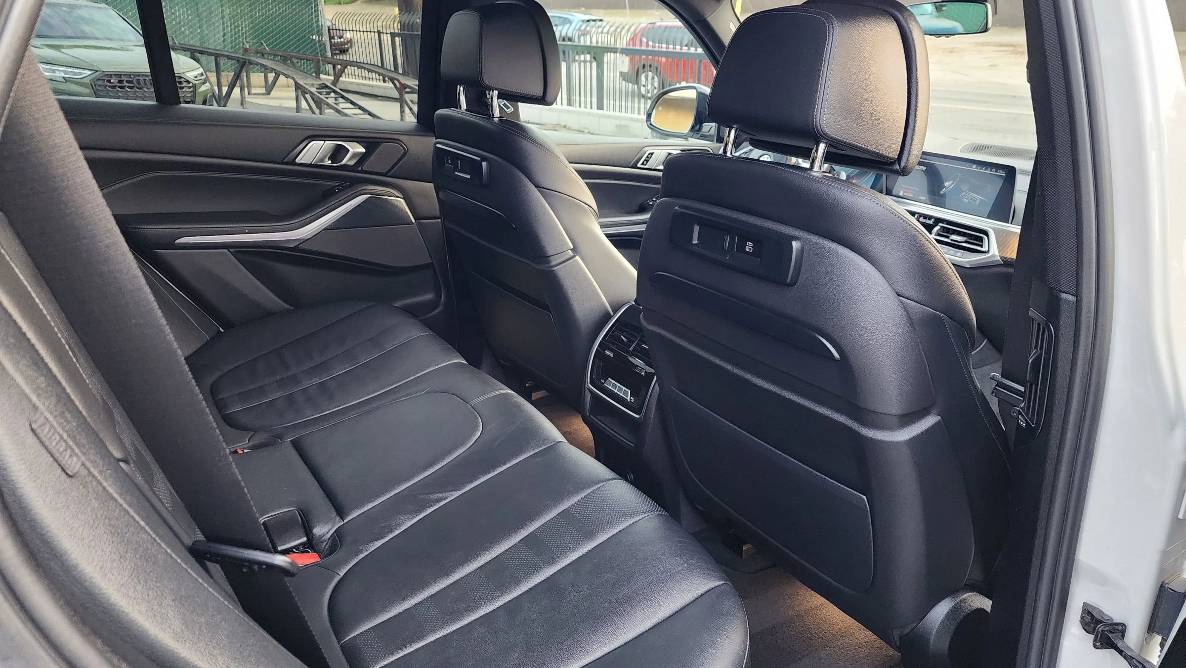 Used 2020 BMW X5 M50i w/ Premium Package image 32