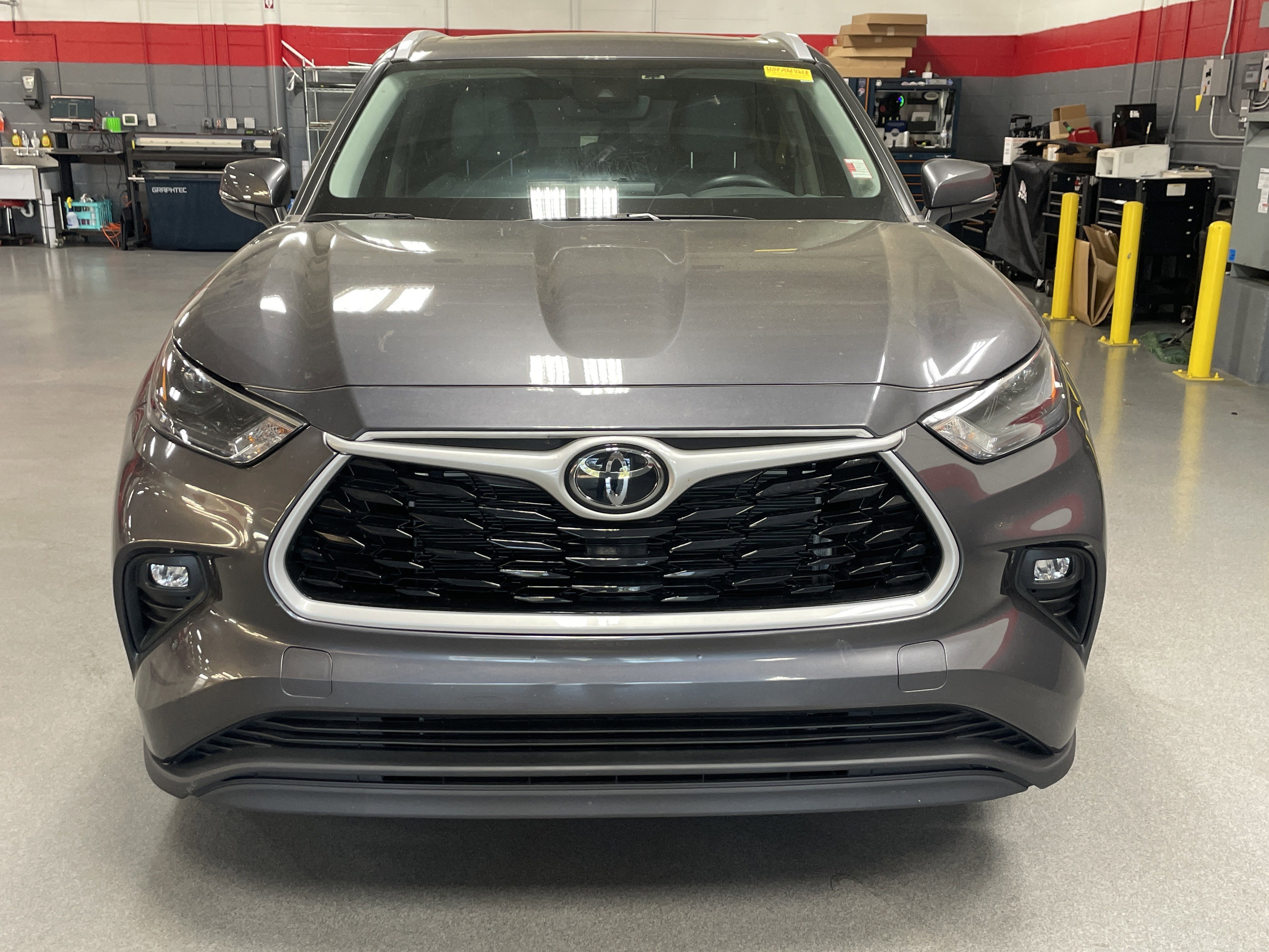 Used 2024 Toyota Highlander XLE FWD image 3