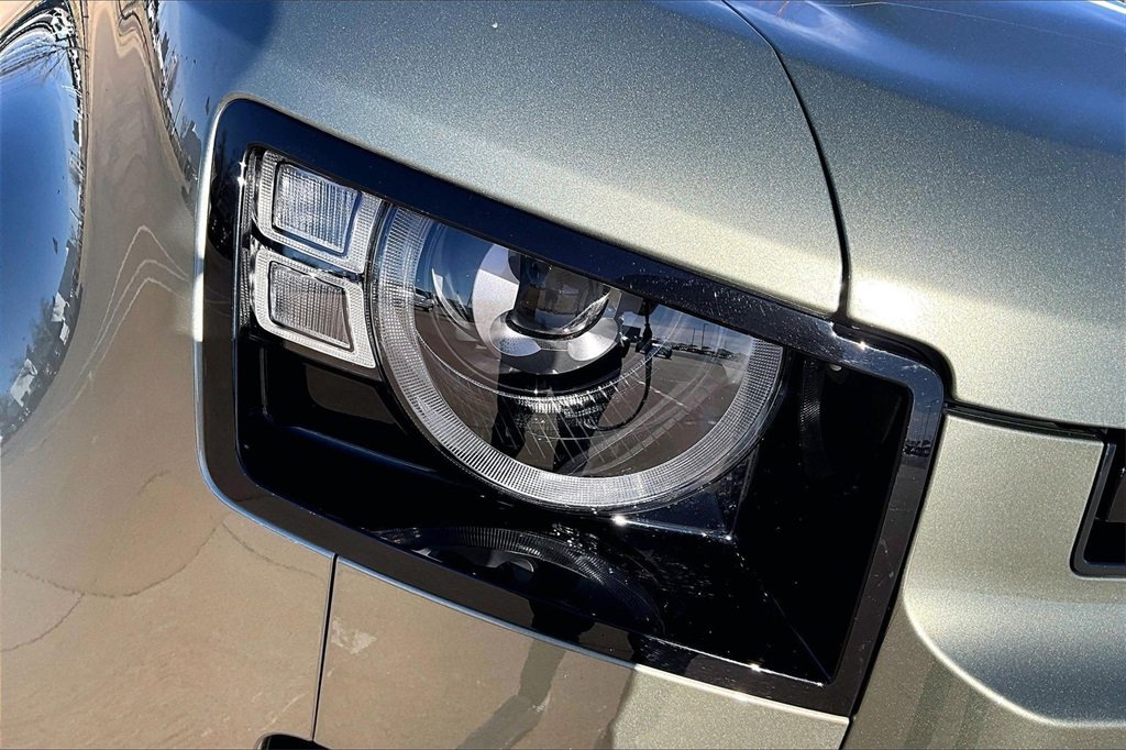 Certified 2025 Land Rover Defender 110 X-Dynamic SE image 30