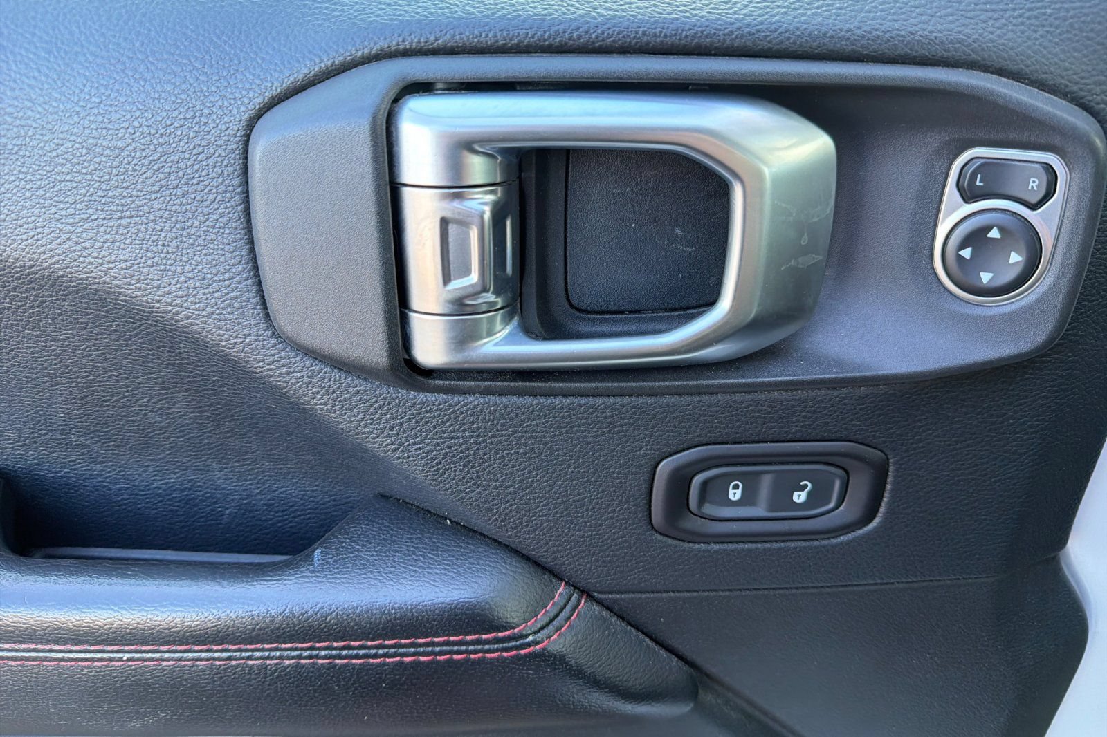Used 2018 Jeep Wrangler Unlimited Rubicon w/ Safety Group AWD/4WD image 11