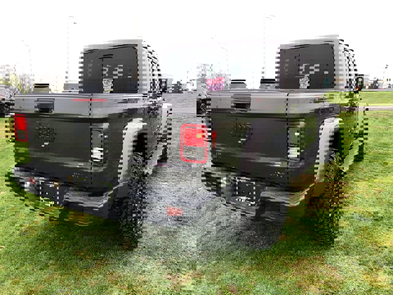 Used 2025 Jeep Gladiator Sport image 13