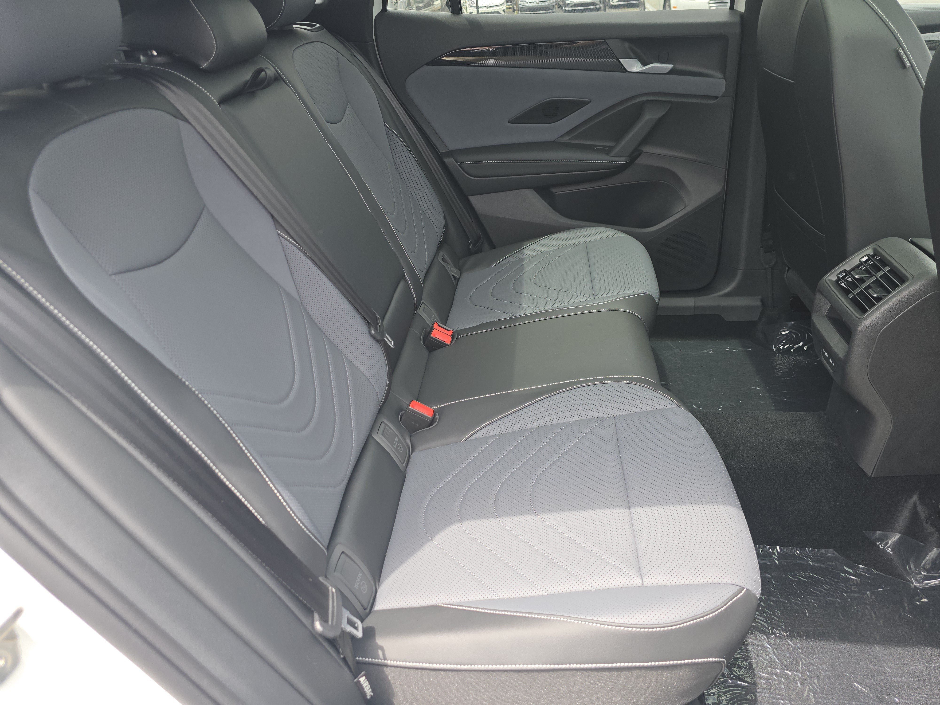 New 2026 Volkswagen Tiguan SE R-Line AWD/4WD image 17