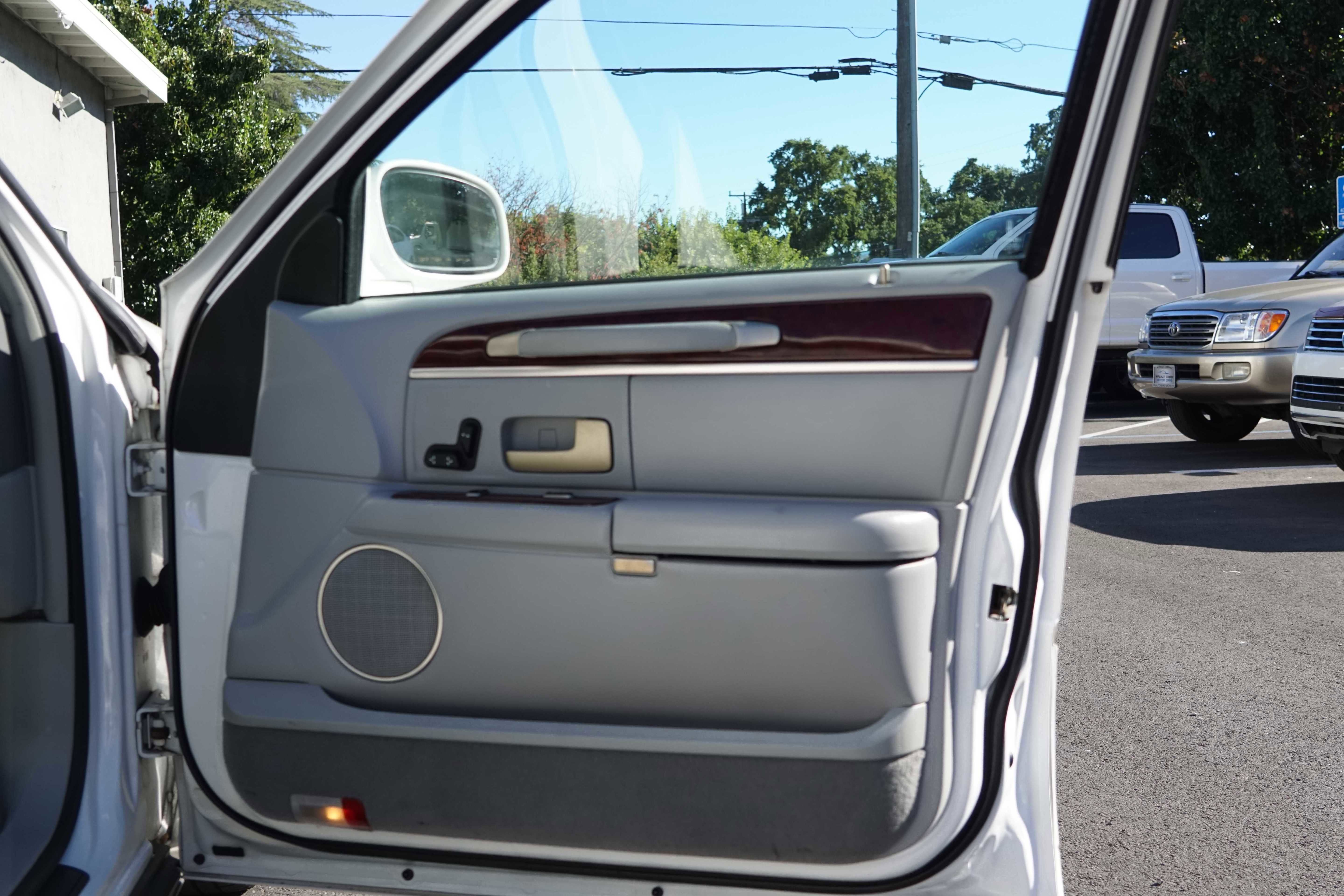 Used 2004 Lincoln Town Car Signature image 31