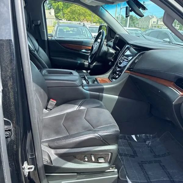 Used 2019 Cadillac Escalade ESV 4WD image 17