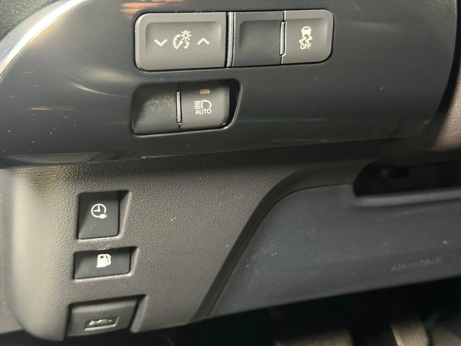 Used 2017 Toyota Prius Prime Premium w/ Preferred Accessory Package FWD image 27