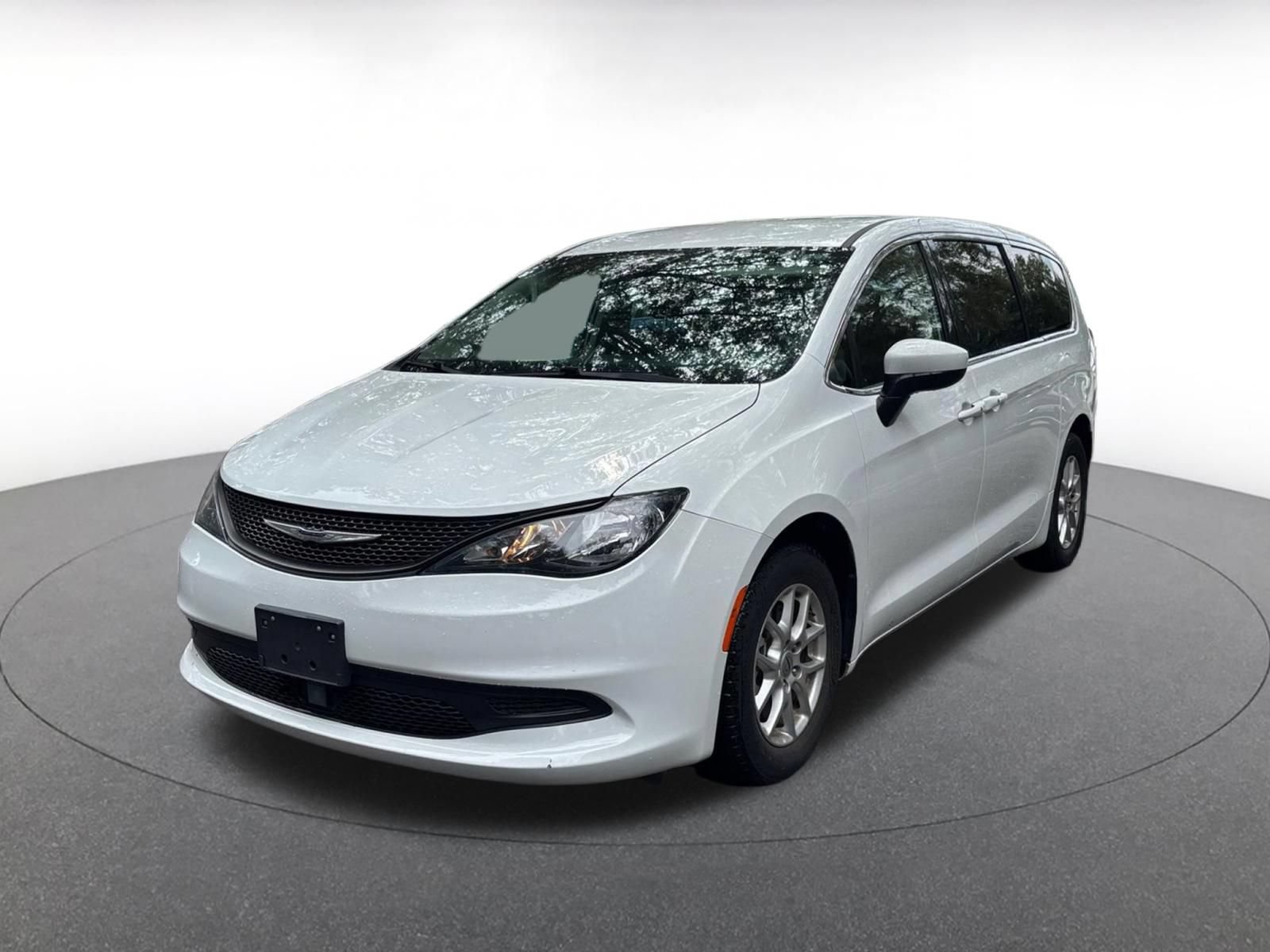 Used 2023 Chrysler Voyager LX FWD image 4