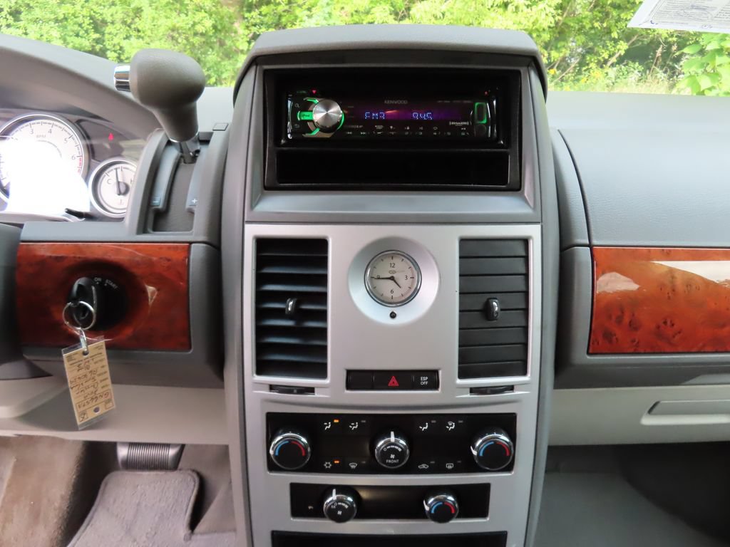 Used 2009 Chrysler Town & Country LX FWD image 14