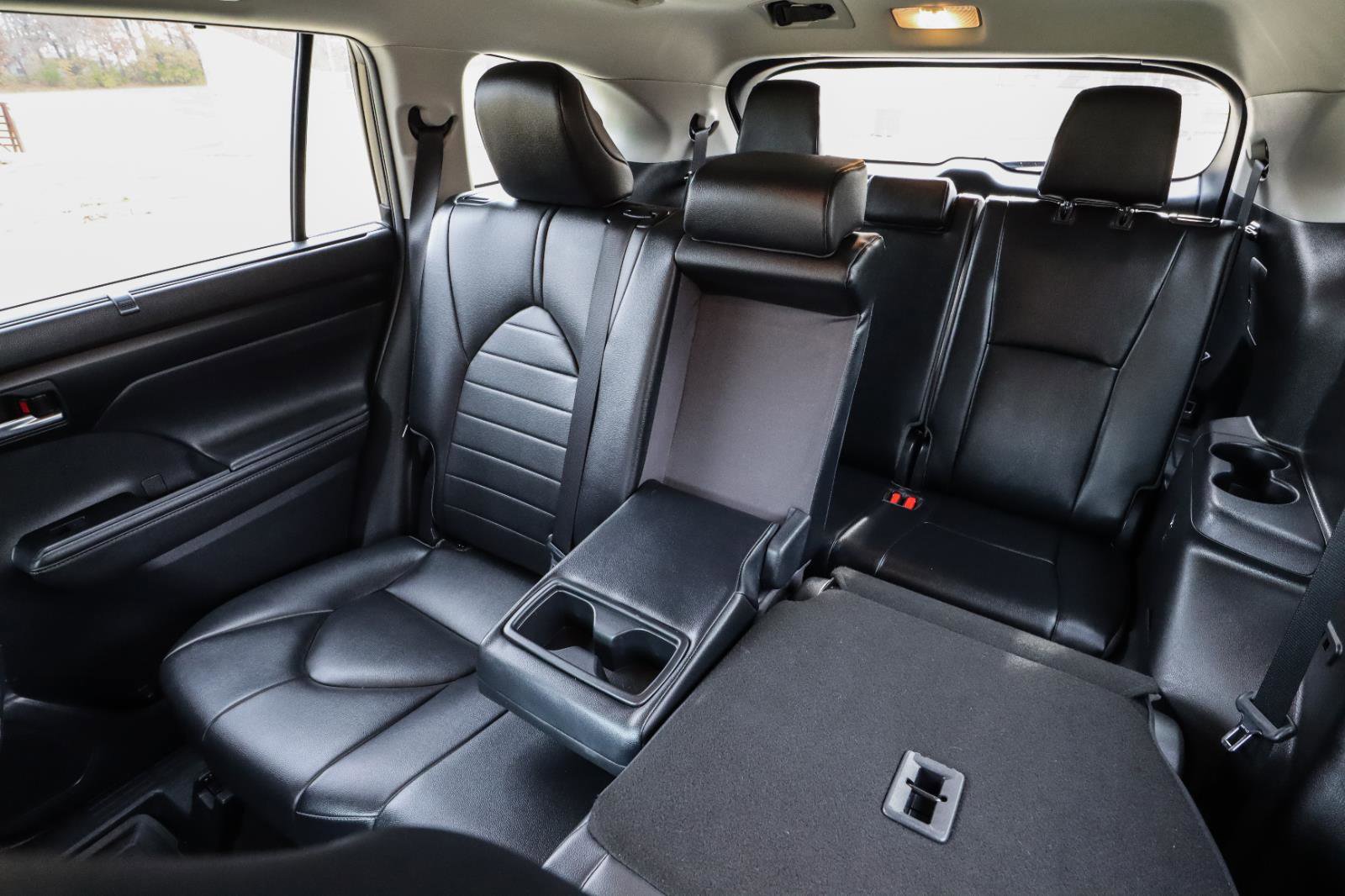 Used 2020 Toyota Highlander XLE image 18