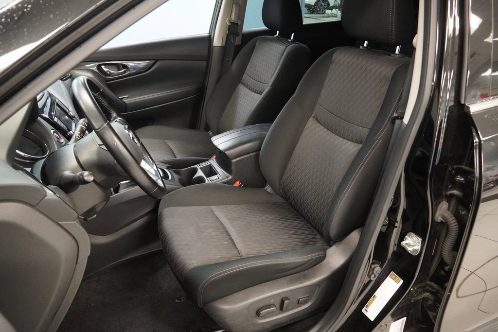 Used 2020 Nissan Rogue SV image 3