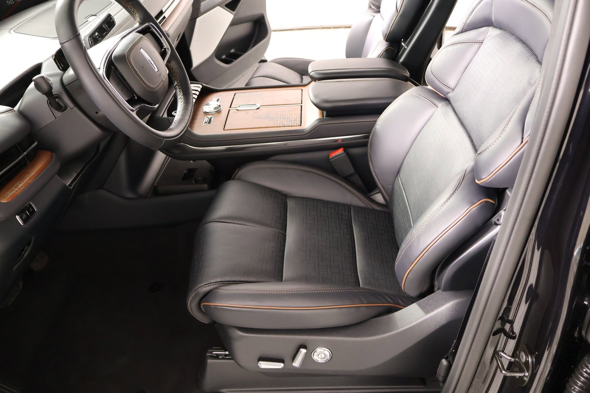 New 2026 Lincoln Navigator L Black Label AWD/4WD image 11