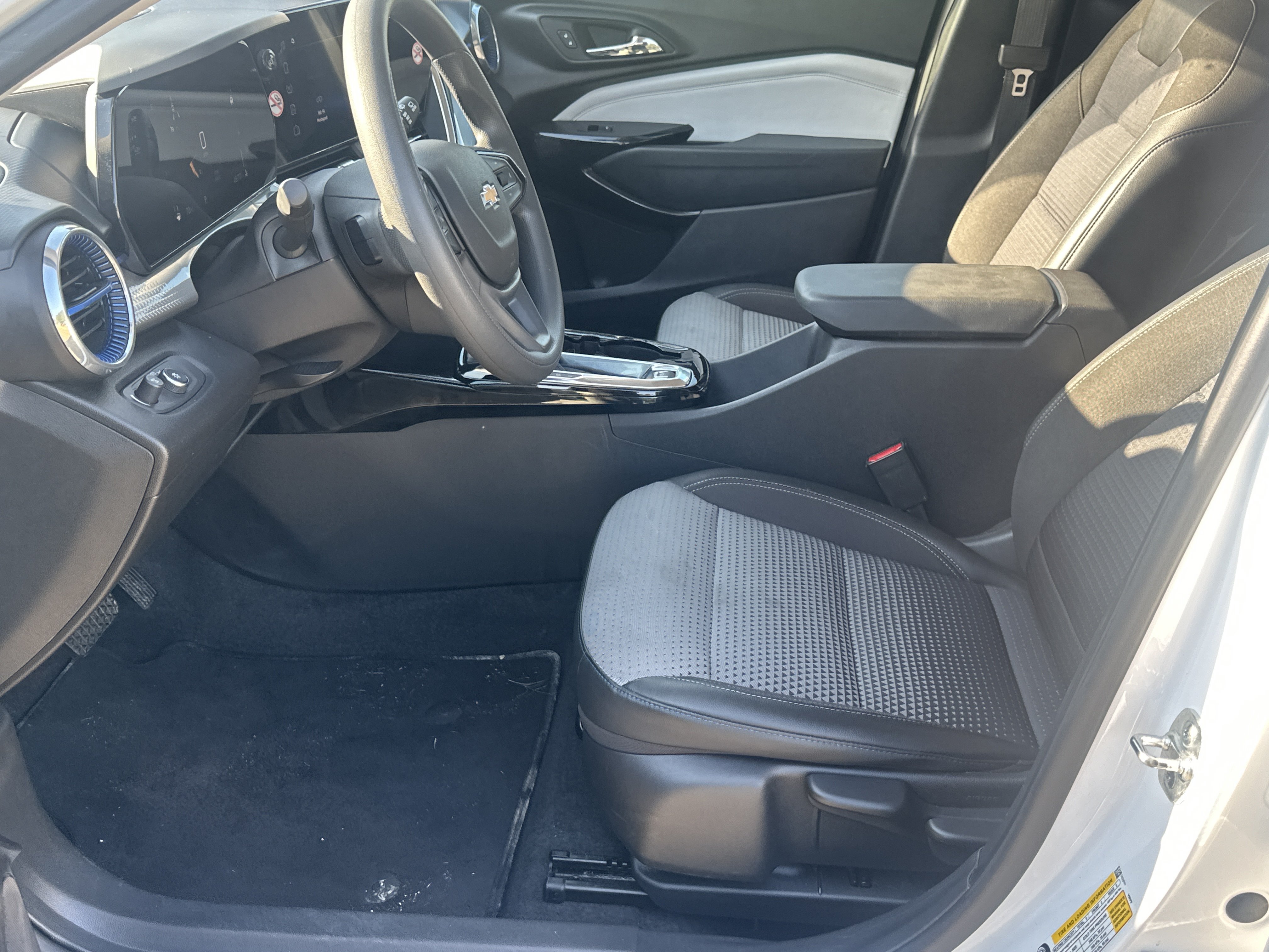 Used 2025 Chevrolet Trax LT FWD image 9