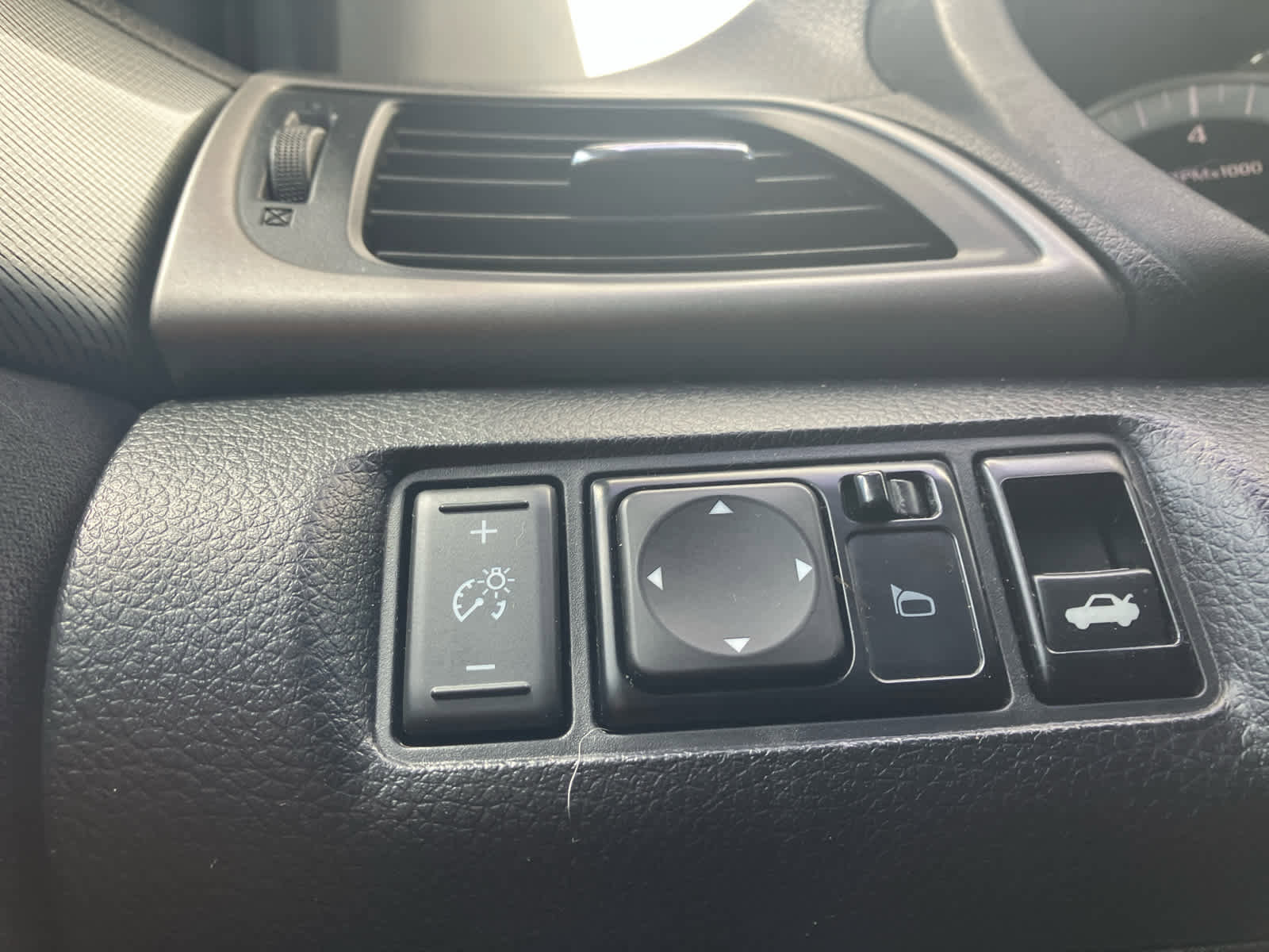Used 2015 Nissan Sentra SR FWD image 11
