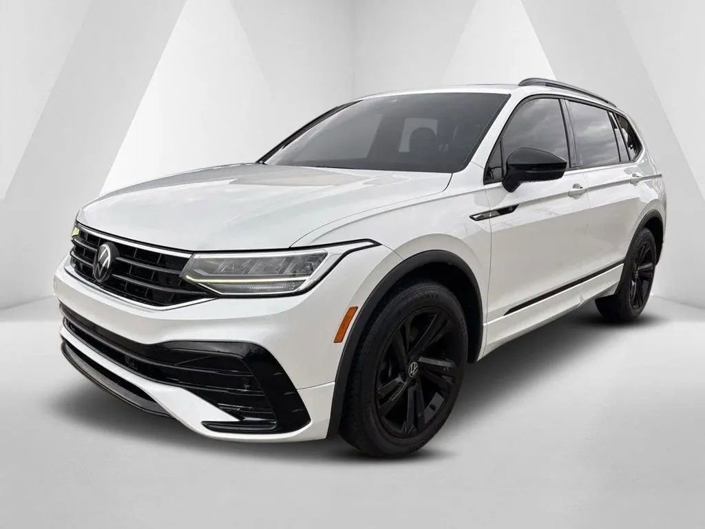 Used 2024 Volkswagen Tiguan SE R-Line image 3