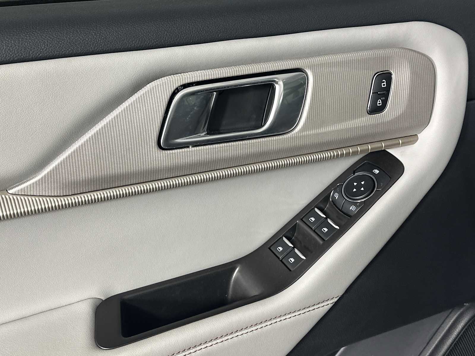 Used 2025 Ford Explorer Active w/ Active Comfort Package RWD image 10