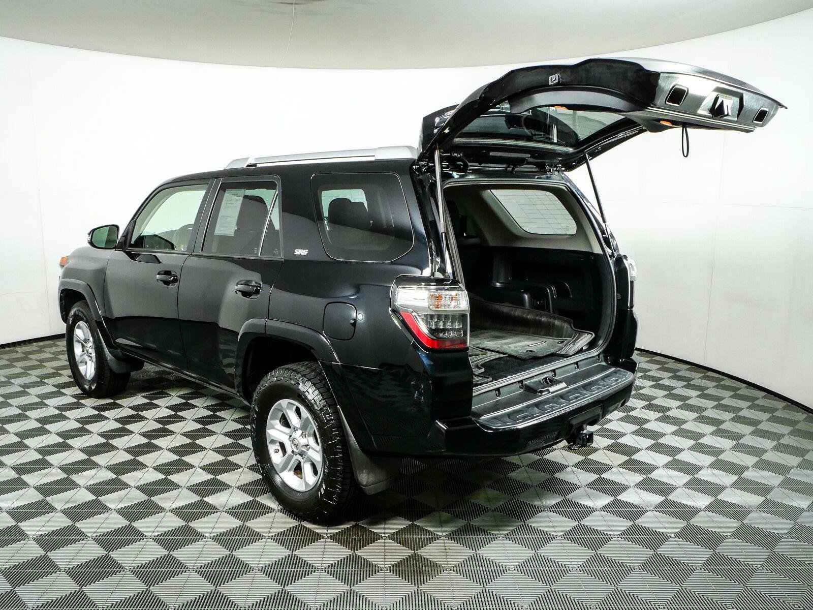 Used 2018 Toyota 4Runner SR5 Premium AWD/4WD image 33