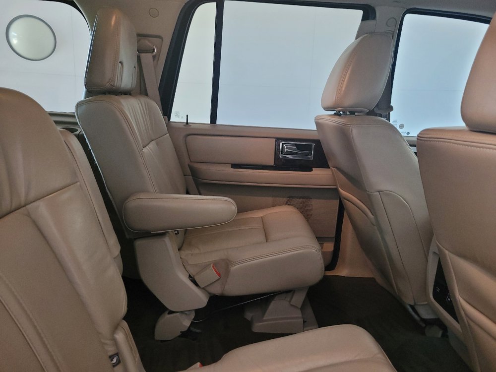 Used 2016 Lincoln Navigator Select RWD image 19
